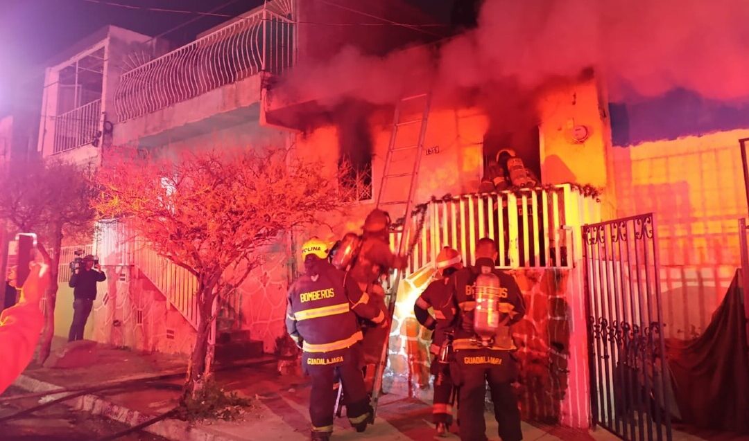 Trágico incendio en Guadalajara: madre e hijos saltan de la azotea por luces navideñas