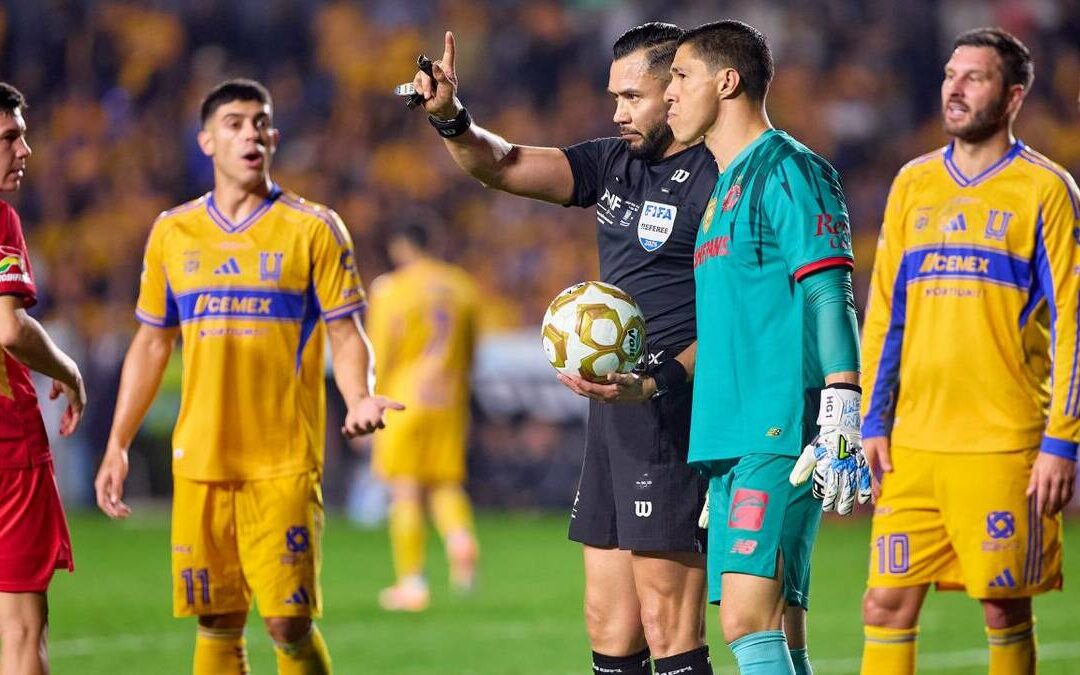 Tigres en el Ojo de la Tormenta: Polémica por el Arbitraje y Penal de Toluca