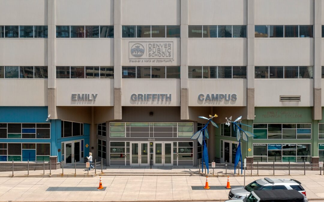 Distrito Escolar de Denver Optimiza Espacios con Adquisición de Estacionamientos en Uptown