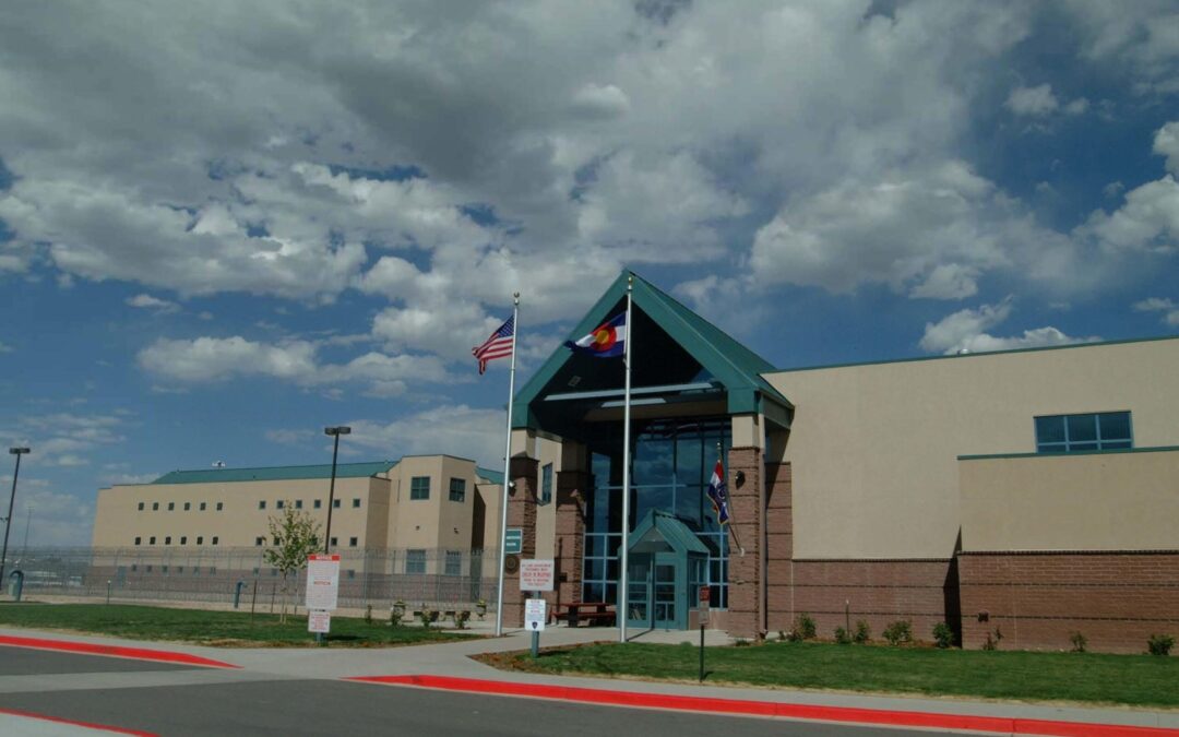 Investigación federal revela problemas en el sistema penitenciario de Colorado y derechos constitucionales
