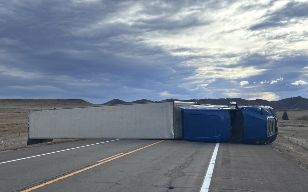 Se Prevén Vientos Fuertes en Colorado: Tráilers Volcados y Cierres de Carreteras