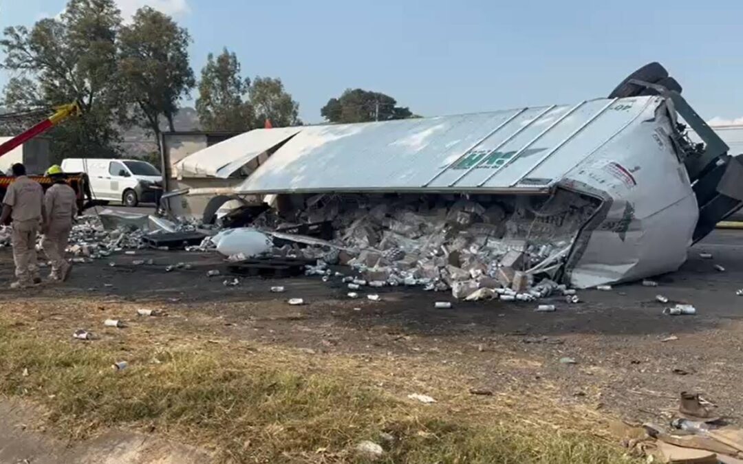 Accidente de Tráiler Volcado en Carretera Libre a Zapotlanejo: Ciudadanos Realizan Rampiña