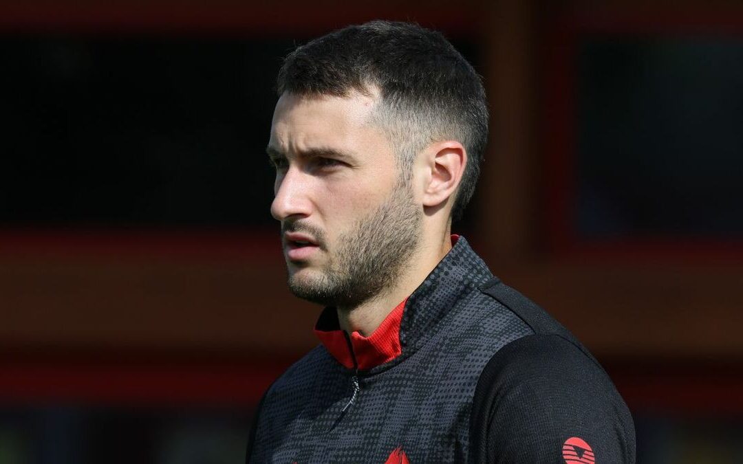 Santiago Giménez y el Enigma de su Lesión: Alta Médica, Pero Entrenamiento Separado