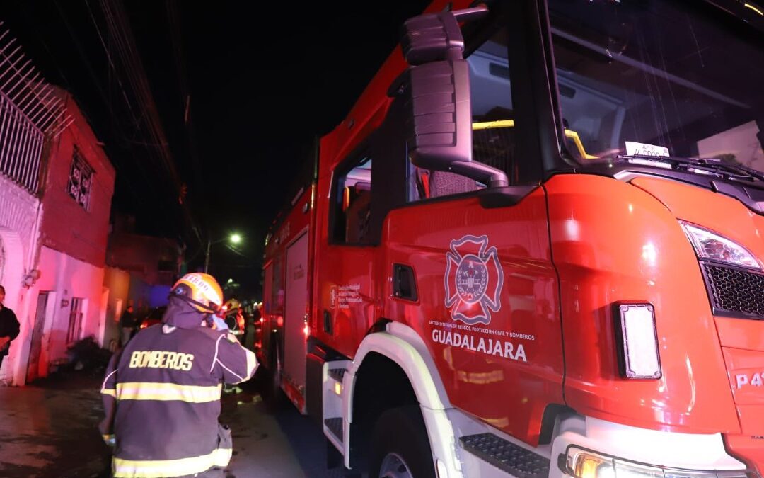 Incendio en Guadalajara: Dos Adultos Mayores Gravemente Quemados y Vecinos Intoxicados