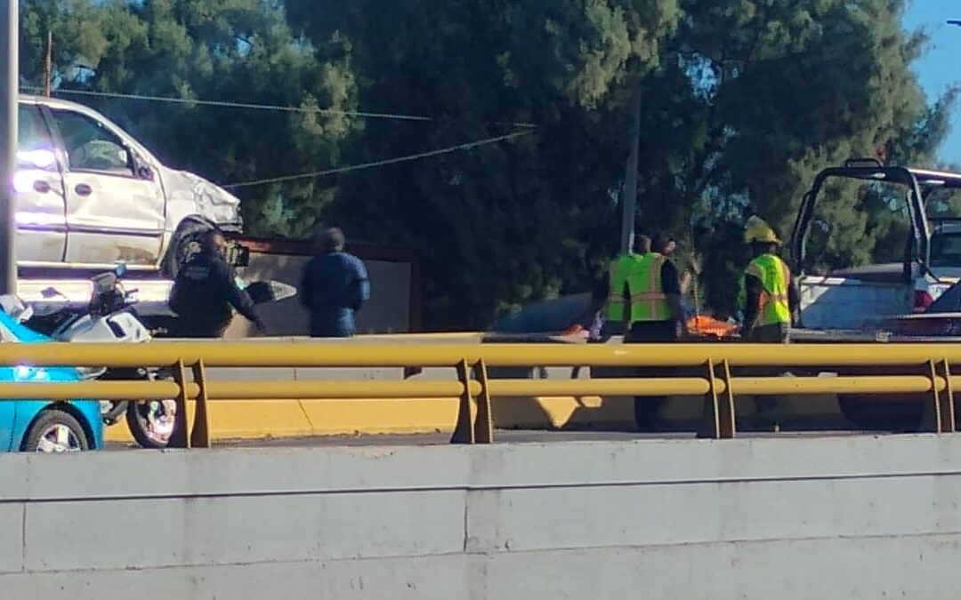 Accidente en Torreón: Camioneta vuela en puente del bulevar Libertad