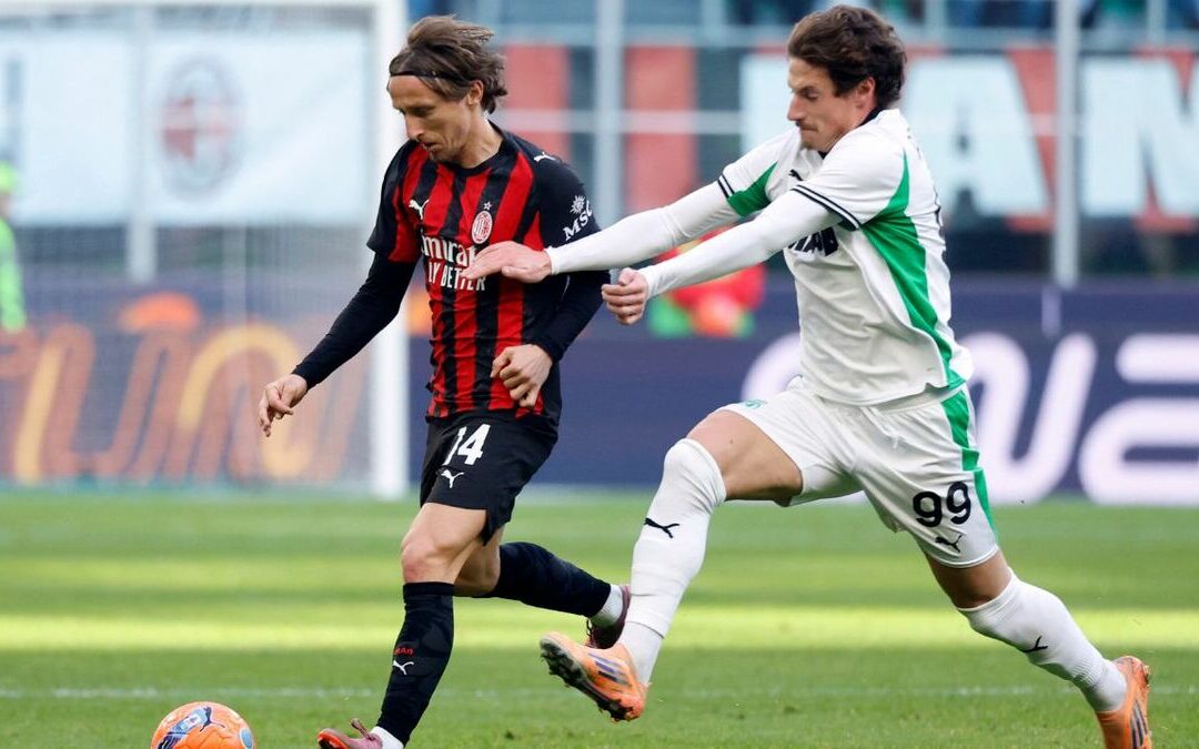 El Milan Empata con Sassuolo y Complica su Liderato Sin Santi Giménez