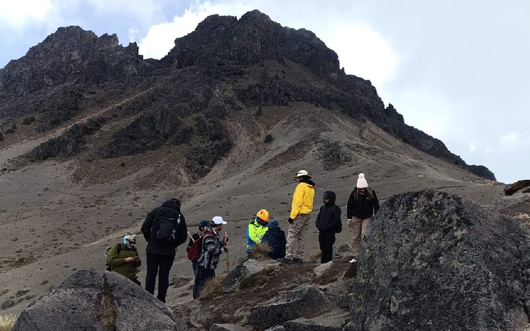 Rescate exitoso en el Nevado de Colima: Paseantes extraviados y atención médica de emergencia
