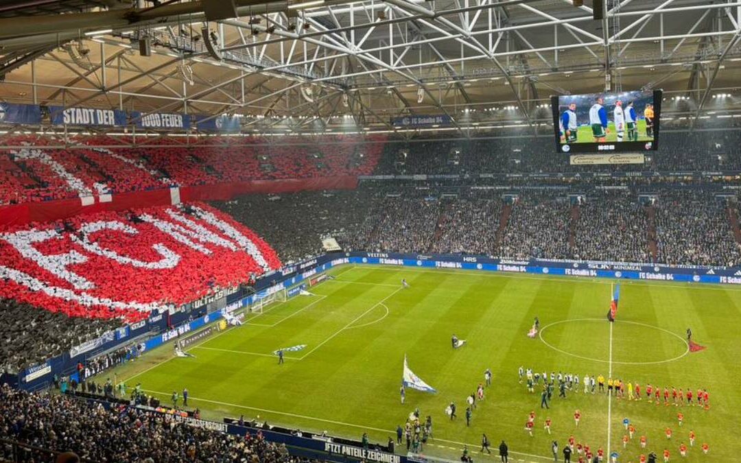 Aficionados del Schalke 04 crean un impresionante mosaico en honor al Nürnberg en la Bundesliga 2