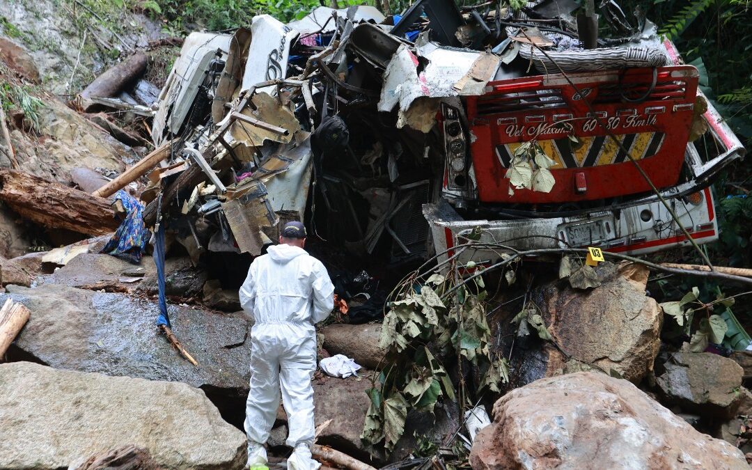 Tragedia en Viaje de Graduación: 16 Estudiantes Mueren Tras Caer un Autobús a un Abismo