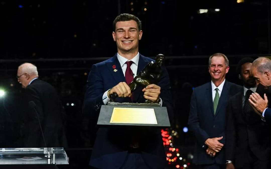 Fernando Mendoza: El Pionero Cubano que Conquistó el Trofeo Heisman
