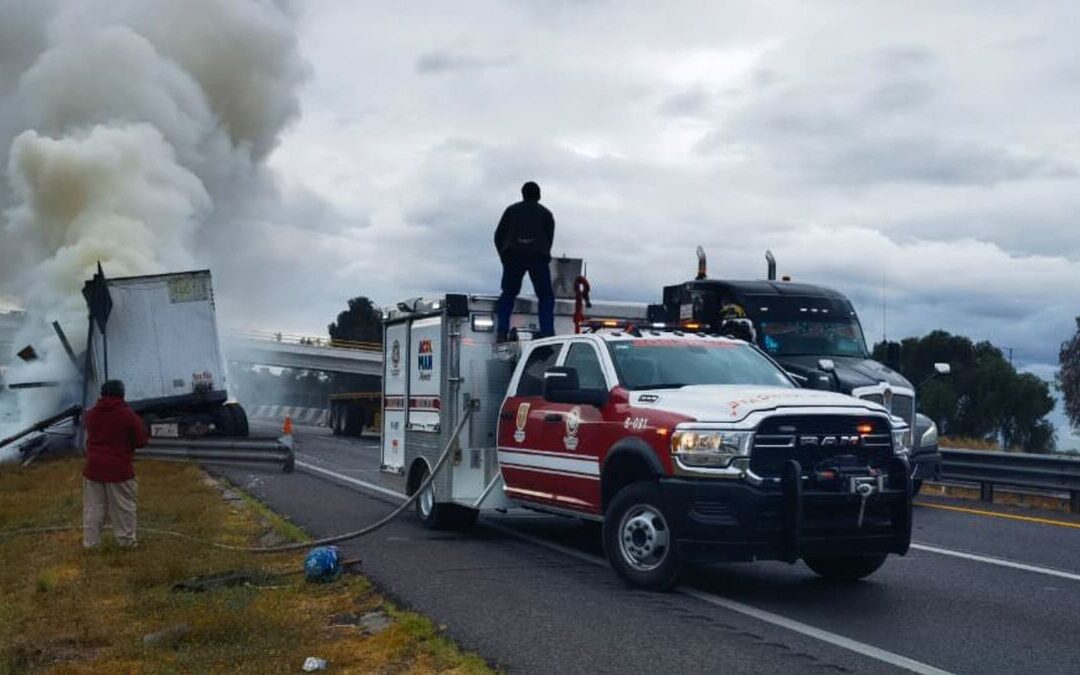 Accidente de tráiler en la autopista Ecatepec-Pirámides: Muro de contención afecta tráfico en Acolman