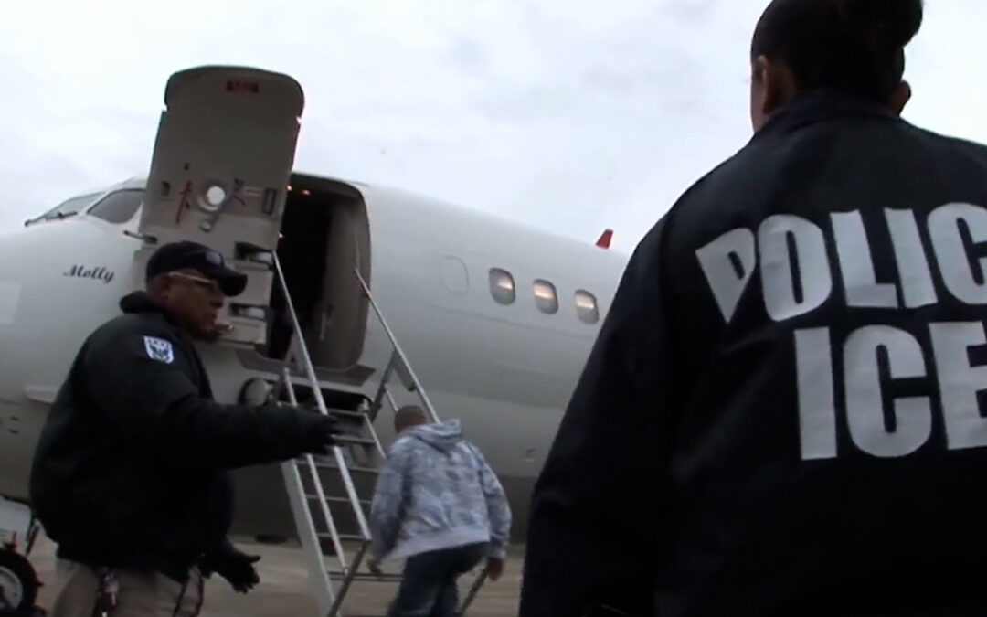 Controversia por la Campaña Navideña de Auto Deportación del DHS