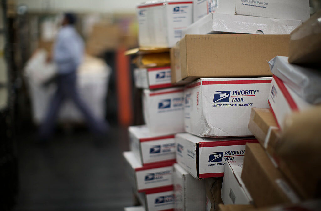 USPS Advierte sobre Plazos de Entrega para Envío de Regalos en esta Navidad