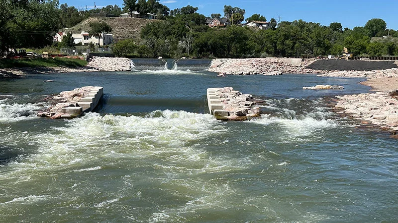 Estudio de Parques de Aguas Rápidas en Colorado Revela Impacto en la Migración de Peces