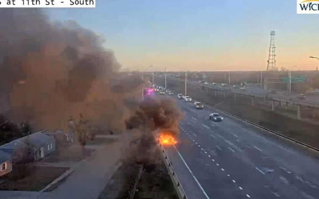 Incendio vehicular en la I-135 en Wichita: Equipos de emergencia lo extinguen rápidamente