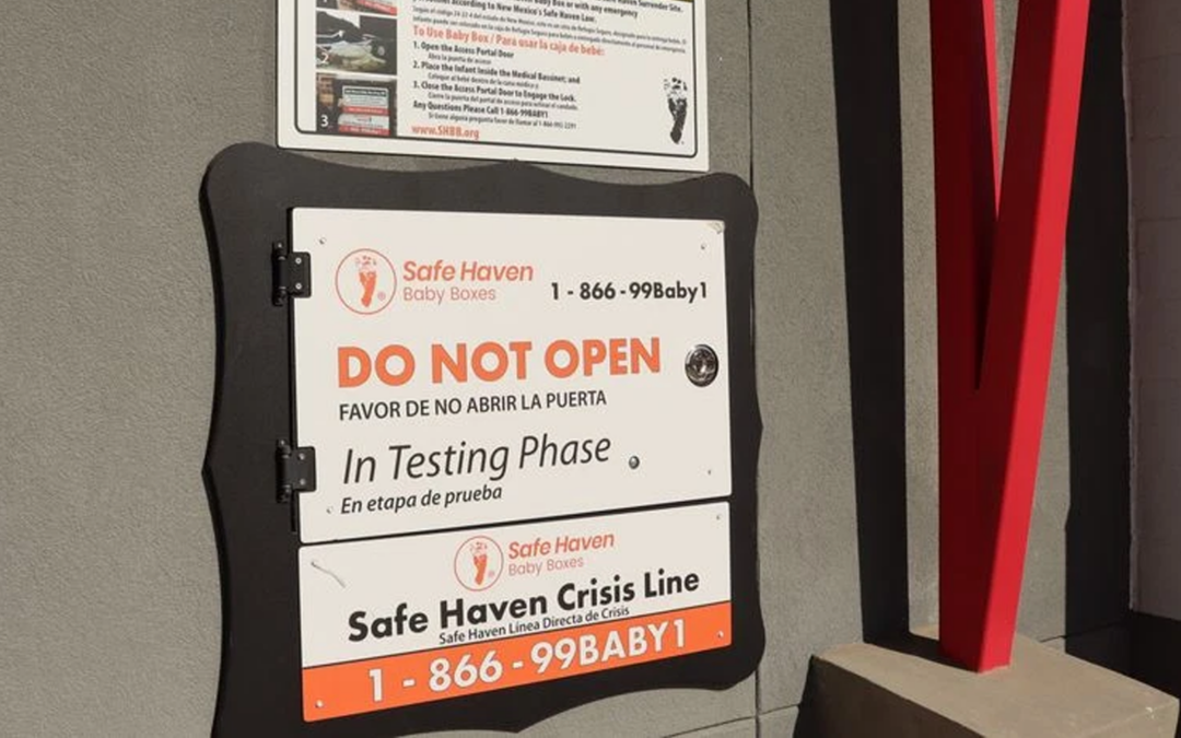 La primera Caja de Refugio Seguro para Bebés en Anthony, Nuevo México, es inaugurada por Bomberos del Condado de Doña Ana