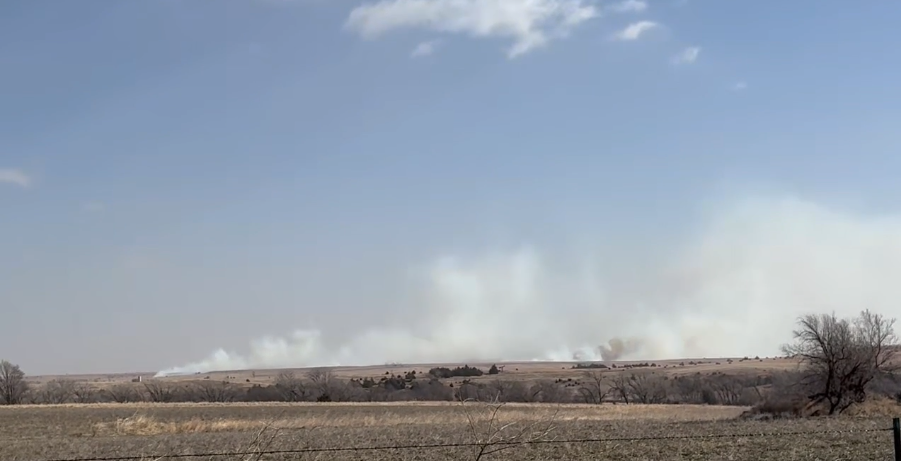 Incendio de pastizales en Kansas: Evacuaciones obligatorias y advertencias meteorológicas activas