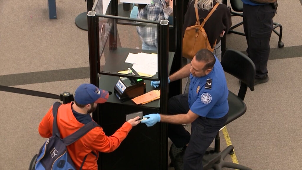 ICE Utiliza Listas de Pasajeros para Detectar Deportaciones durante Viajes AƩreos