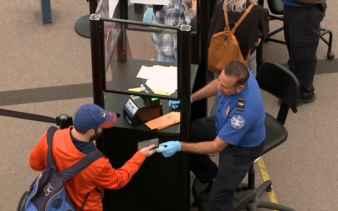 ICE Utiliza Listas de Pasajeros para Detectar Deportaciones durante Viajes Aéreos