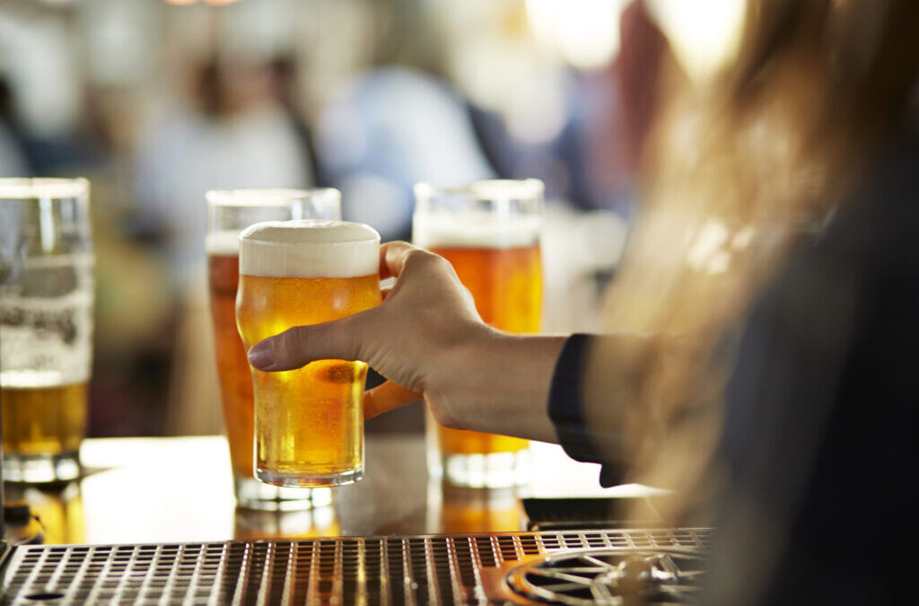 Arvada Lanza su Zona de Consumo Común: ¡Únete al Brindis Comunitario en Olde Town!