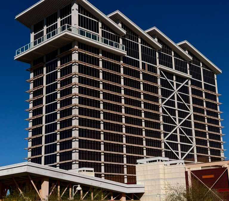 Demolición del Eastside Cannery: Pone Fin a una Era en Boulder Strip