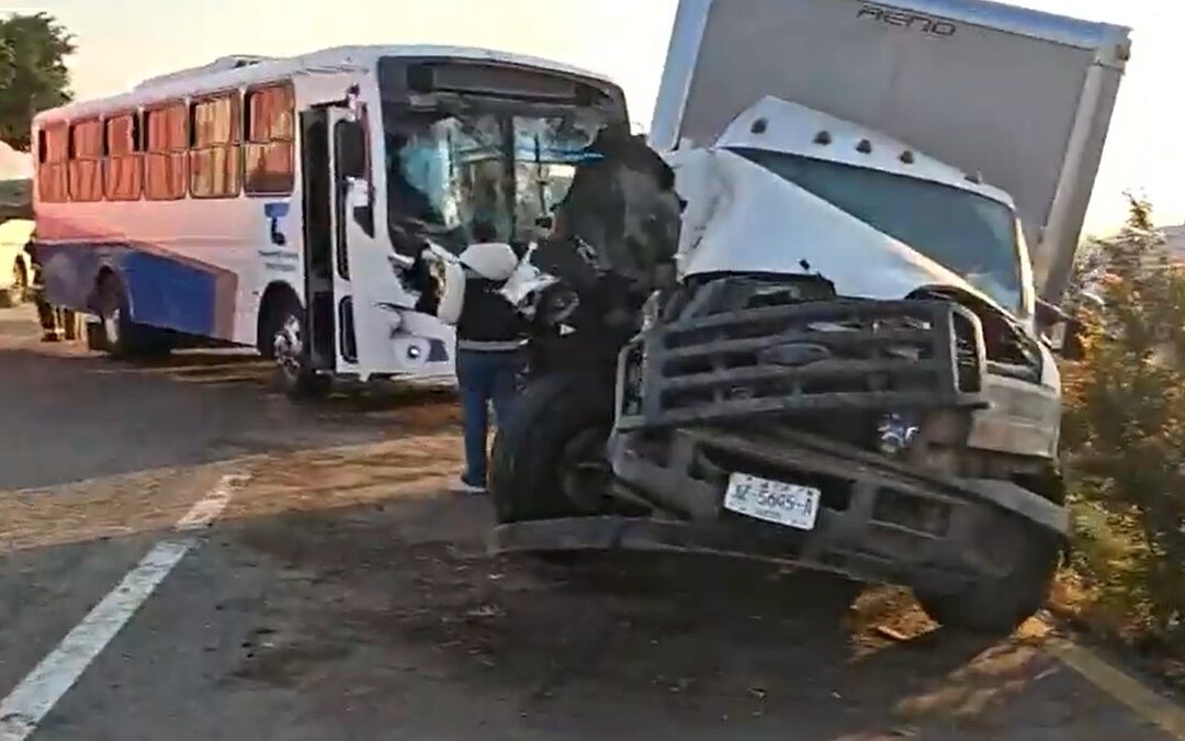 Choque Múltiple en la Carretera Guadalajara-Colima Deja 18 Lesionados, Incluyendo a una Mujer Embarazada