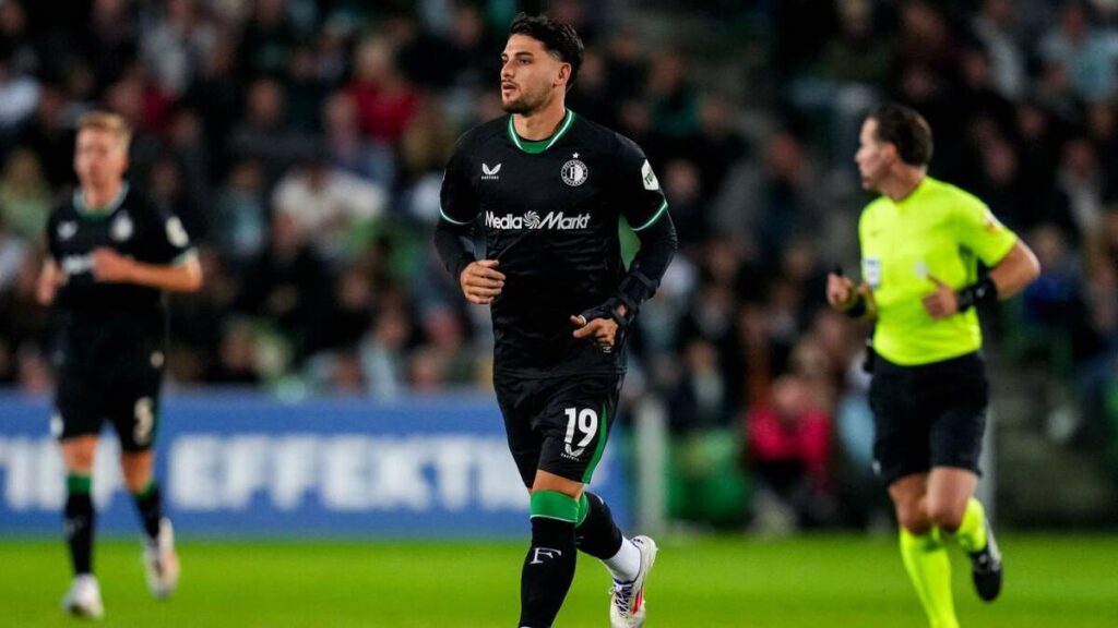 Necaxa Ficha a Julián Carranza, el Exdelantero del Feyenoord en un Impactante Movimiento