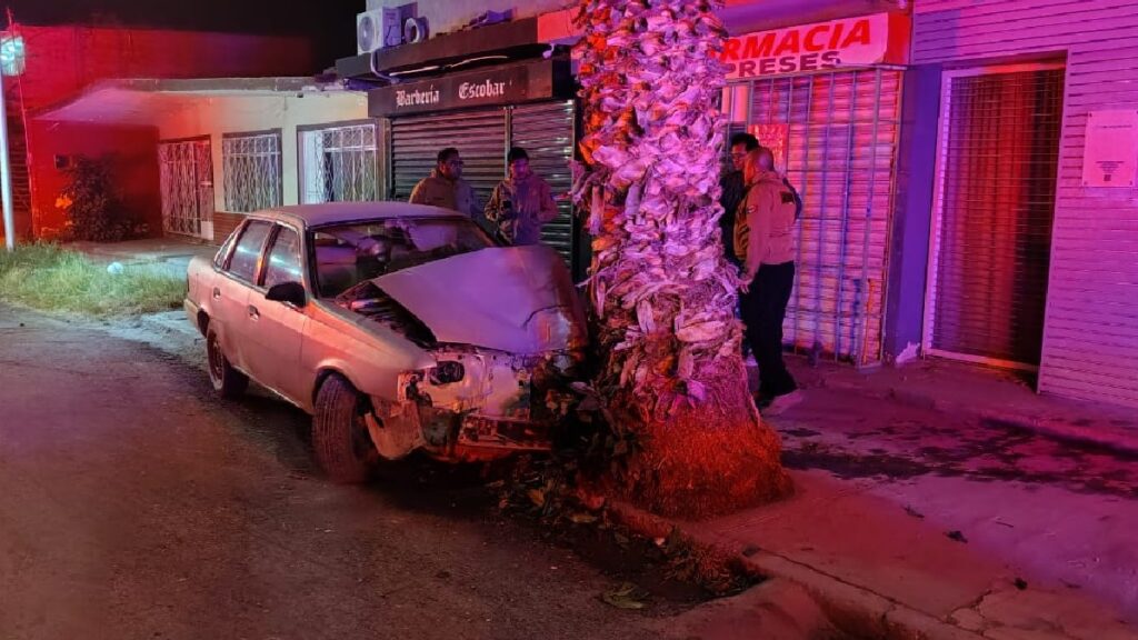 Accidente en Torreón: Menores de Edad Chocan un Automóvil y Sufren Fracturas