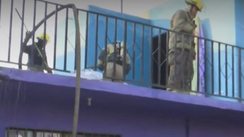 Incendio en Torreón: Cuerpos de emergencia rescatan a adulta mayor atrapada en su hogar