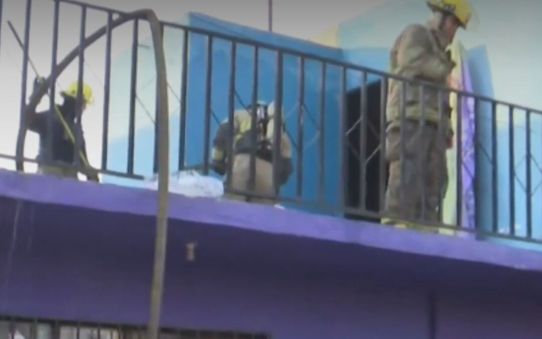 Incendio en Torreón: Cuerpos de emergencia rescatan a adulta mayor atrapada en su hogar