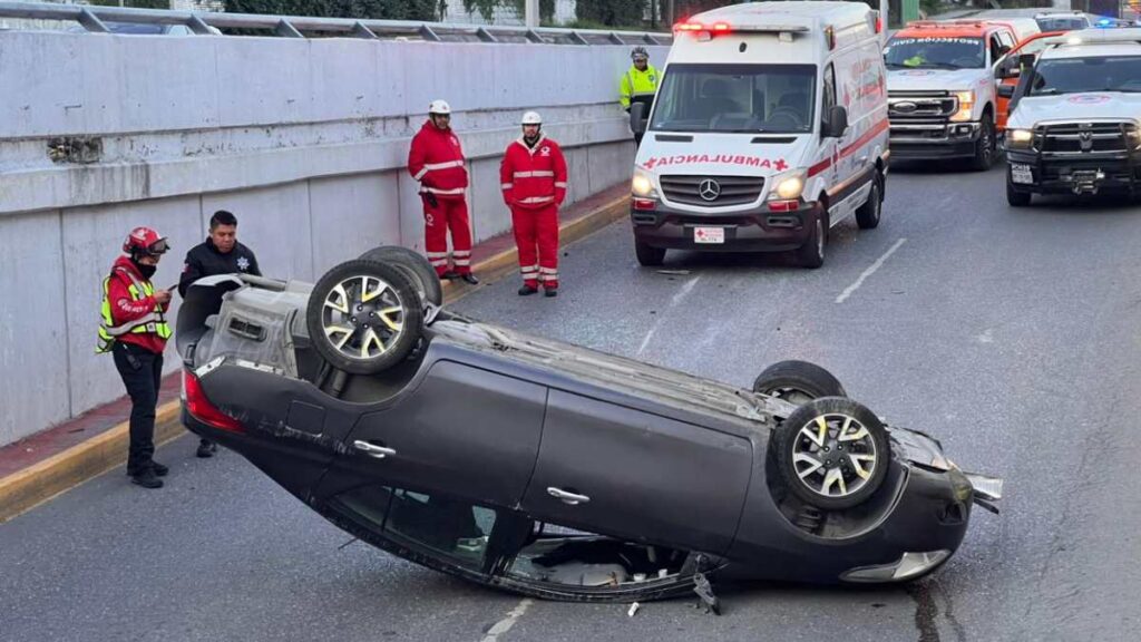 Accidente Automovilístico Obstruye Vialidad en Monterrey: Avenida Garza Sada y Lázaro Cárdenas Afectadas