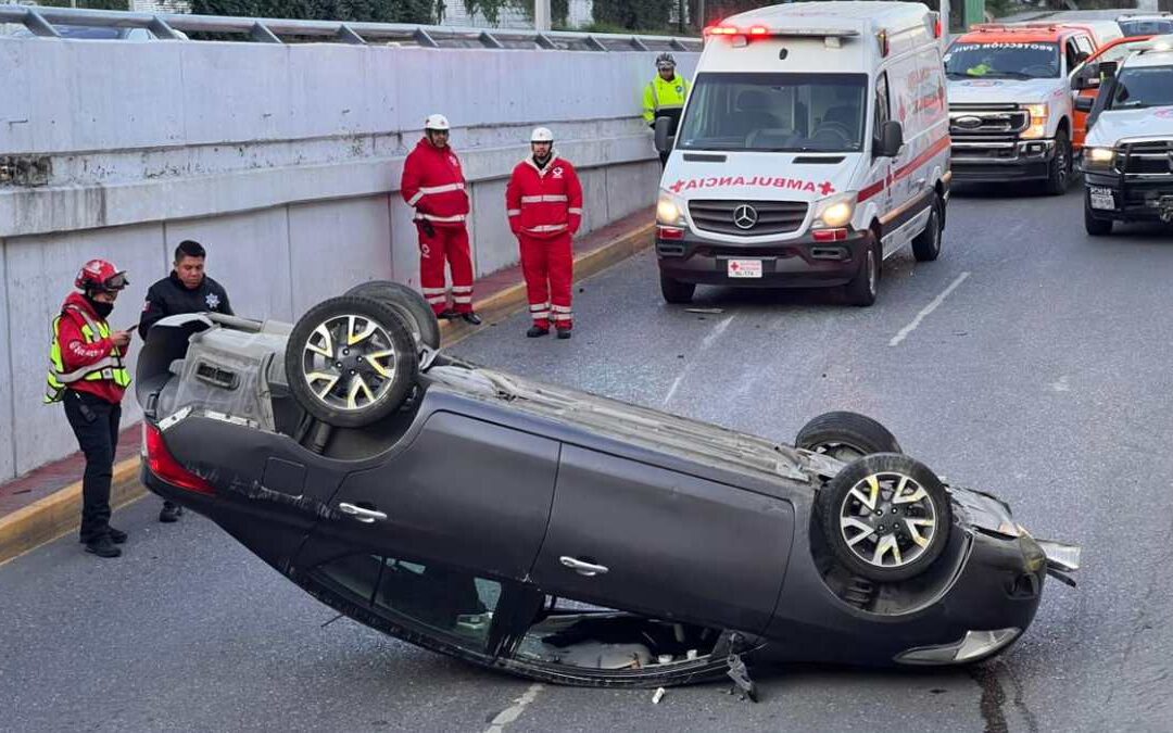Accidente Automovilístico Obstruye Vialidad en Monterrey: Avenida Garza Sada y Lázaro Cárdenas Afectadas