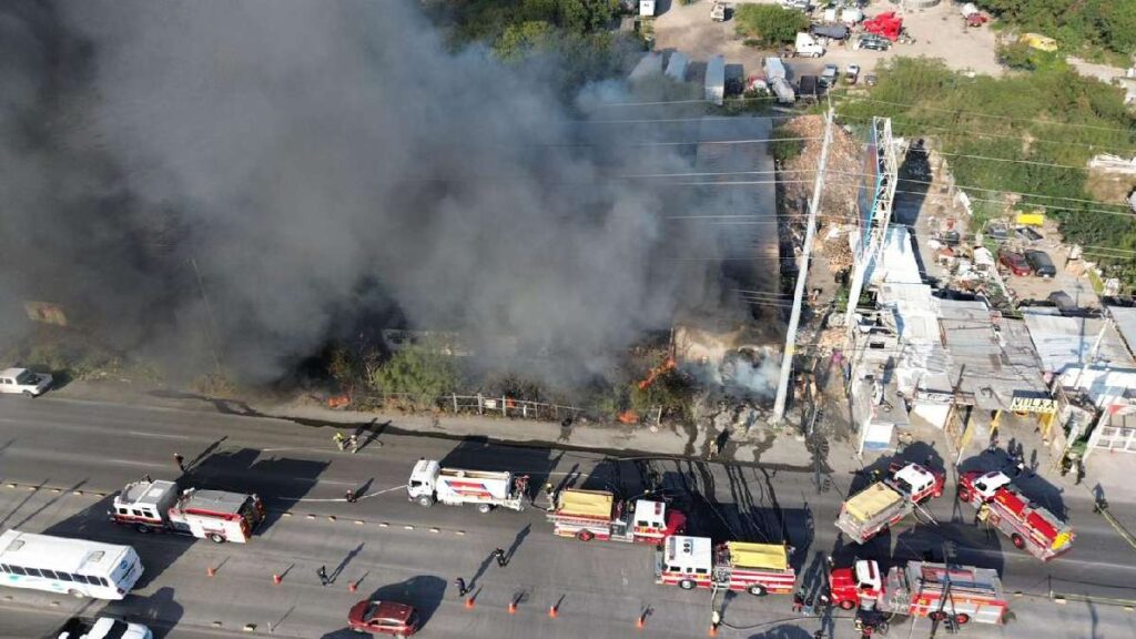 Incendio de Almacén en Monterrey Causa Movilización de Bomberos