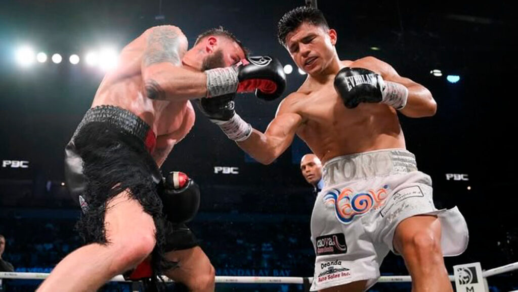 Cinturón de campeón: El Toro Reséndiz ahora se lo lleva tras vencer a Canelo Álvarez