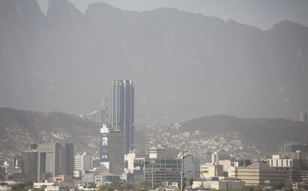 Monterrey Sufre Contaminación del Aire Tras Celebraciones de Año Nuevo con Pirotecnia