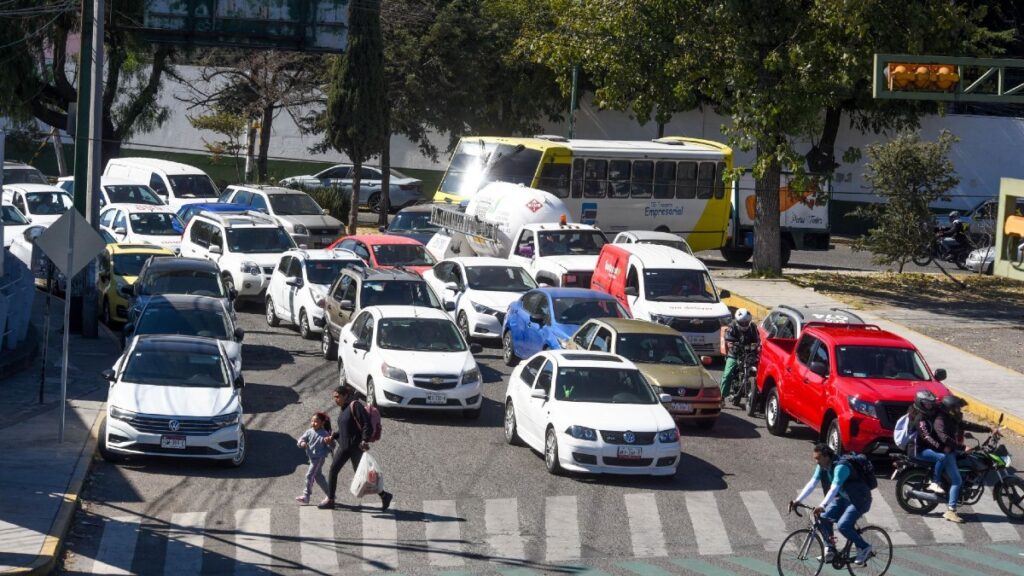 Hoy No Circula: Conoce qué autos descansan en CdMx y Edomex este viernes 2 de enero 2026