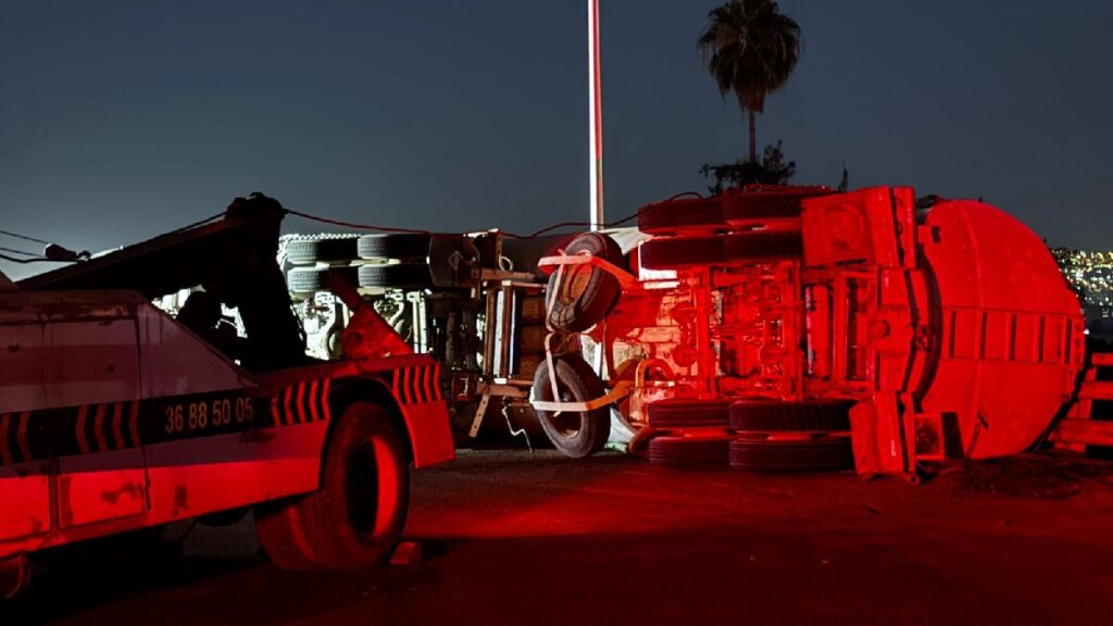 Accidente en Guadalajara: Pipa Volcada en la Carretera a Chapala