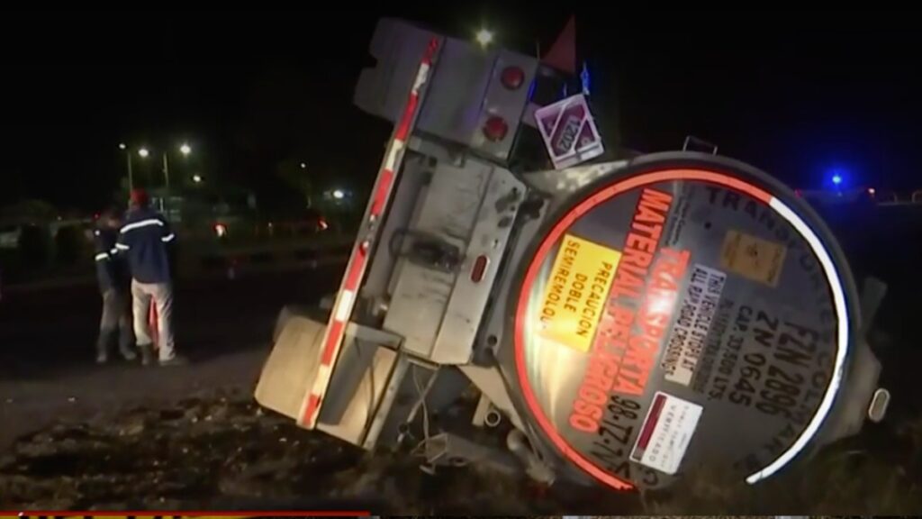 Accidente en Lerdo: Volcadura de pipa con 33,000 litros de diésel moviliza a cuerpos de emergencia