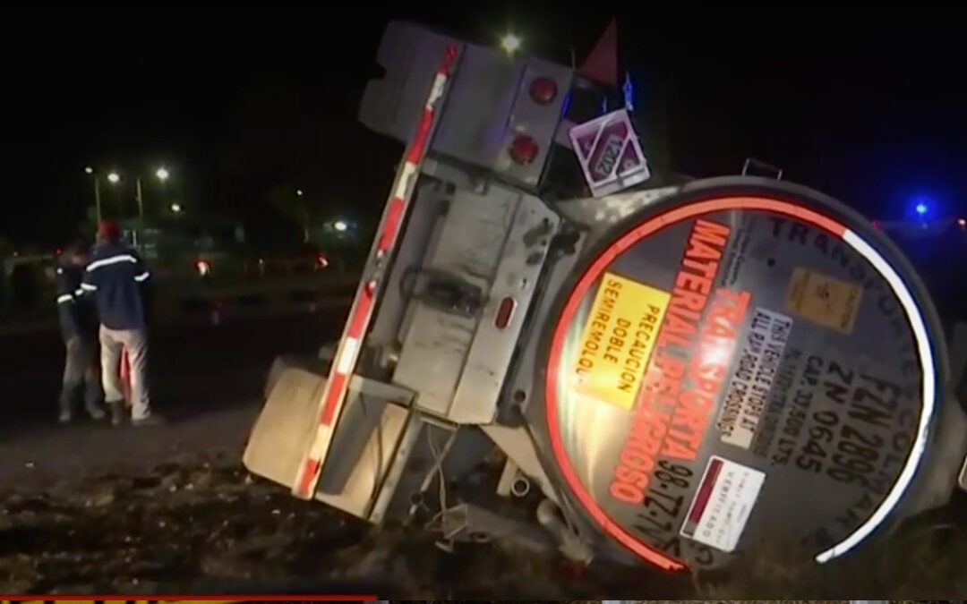 Accidente en Lerdo: Volcadura de pipa con 33,000 litros de diésel moviliza a cuerpos de emergencia