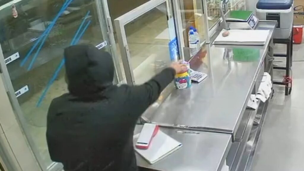 Hombre asalta tortillería en Monterrey y se lleva el bote de propinas | VIDEO
