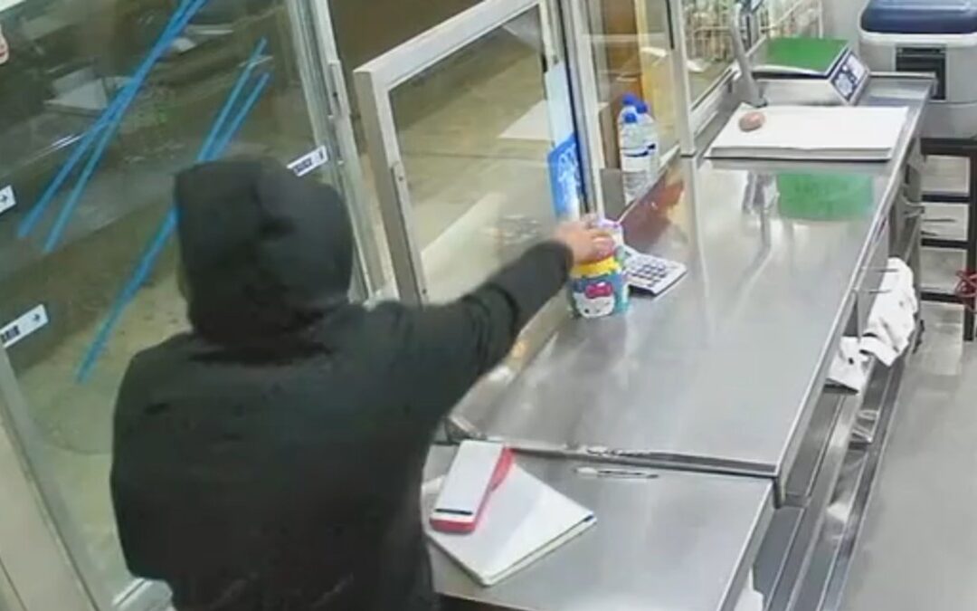 Hombre asalta tortillería en Monterrey y se lleva el bote de propinas | VIDEO