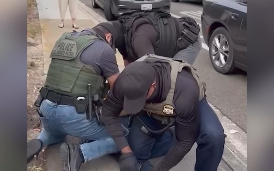 California Prohíbe a Policías Usar Mascarillas para Promover la Transparencia en Operativos